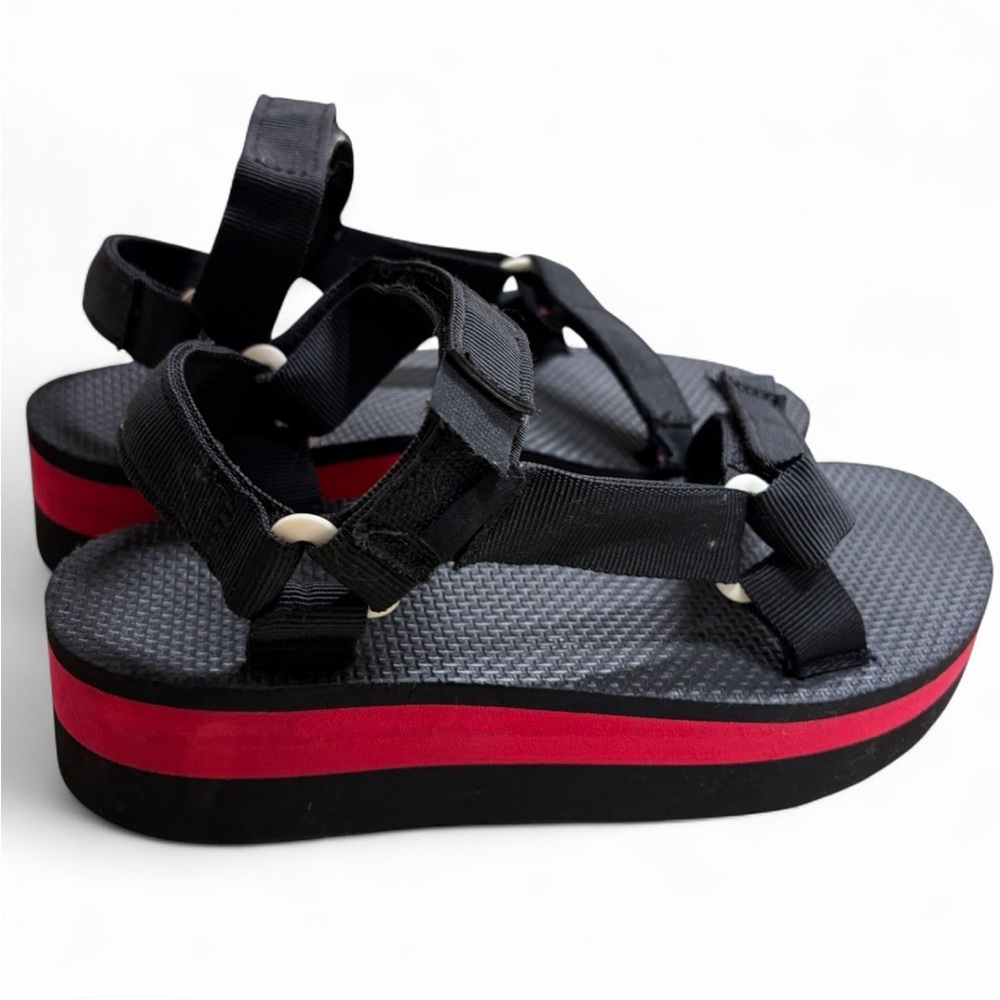 Teva Flatform Universal size 8 in Black/Red Stripe